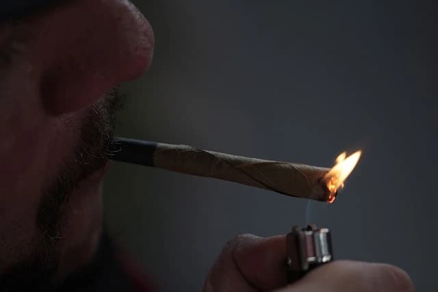 Курение марихуаны Курение марихуаны